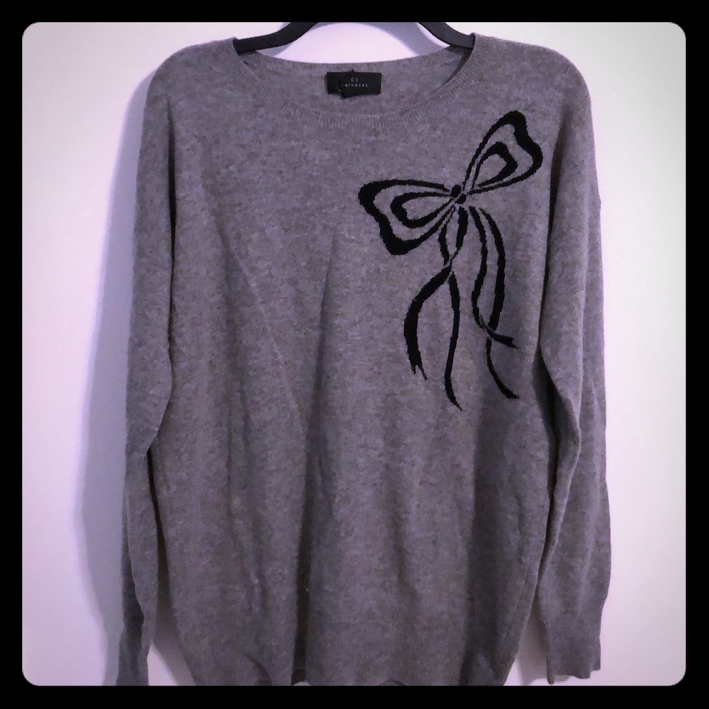 C3 Cashmere Gray sweater with gift bow